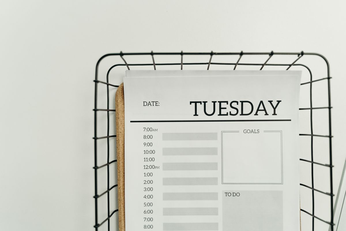 Top view of a minimalist Tuesday planner on a wire basket for organization and scheduling. - Photo du studio cottonbro sur Pexels