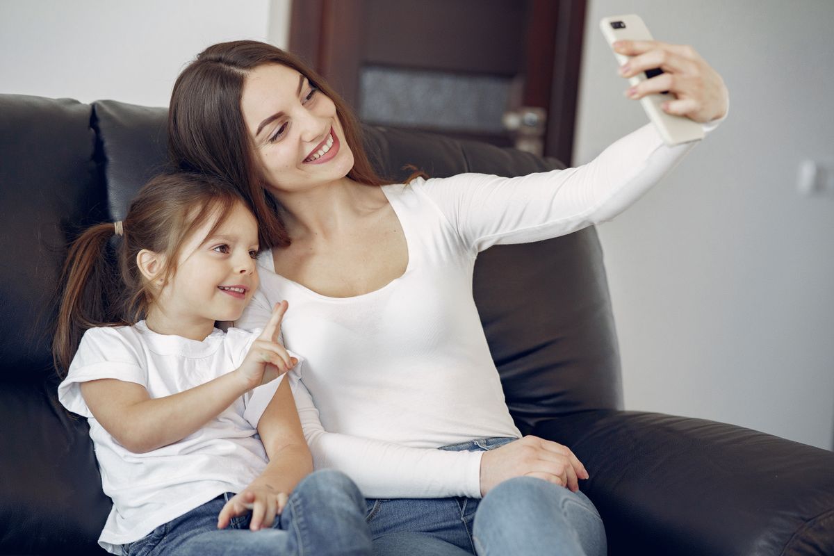 Madre e hija sonriendo juntas en casa - Foto de Gustavo Fring en Pexels