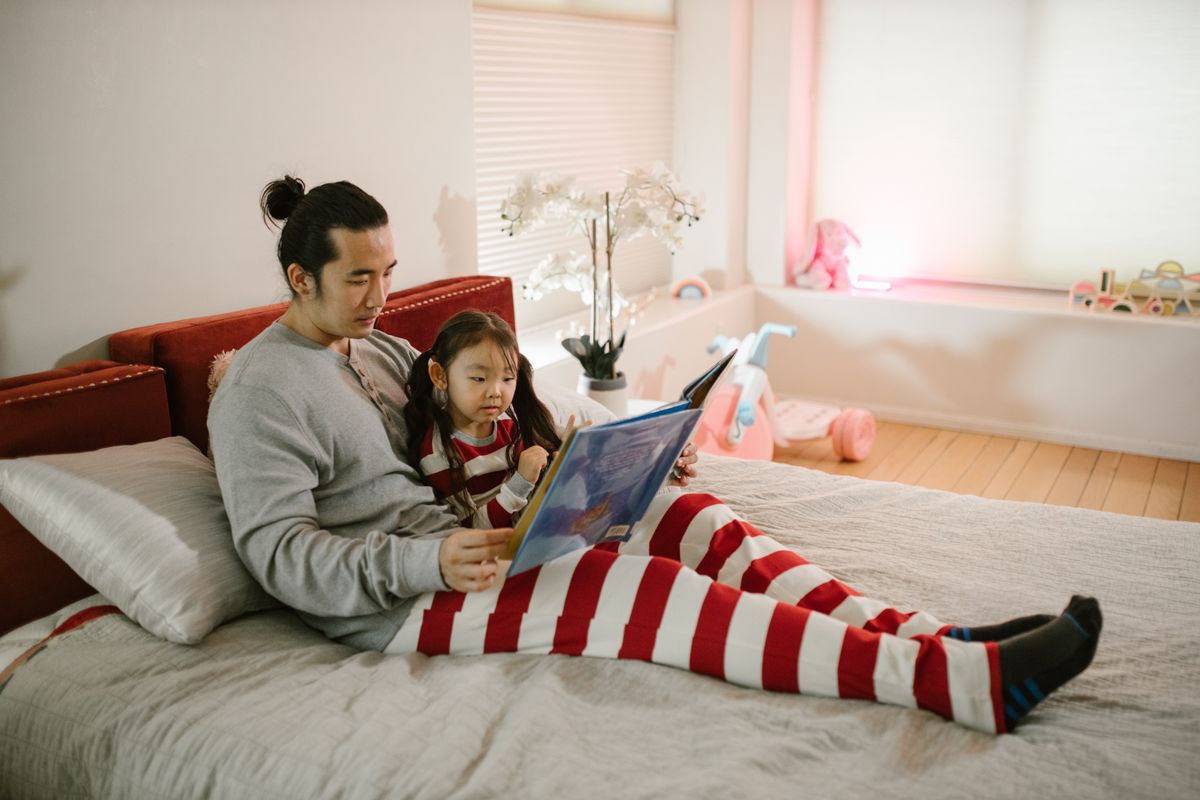 Père et fille profitent d’un moment de lecture agréable dans une chambre lumineuse et moderne. - Photo du projet RDNE Stock sur Pexels