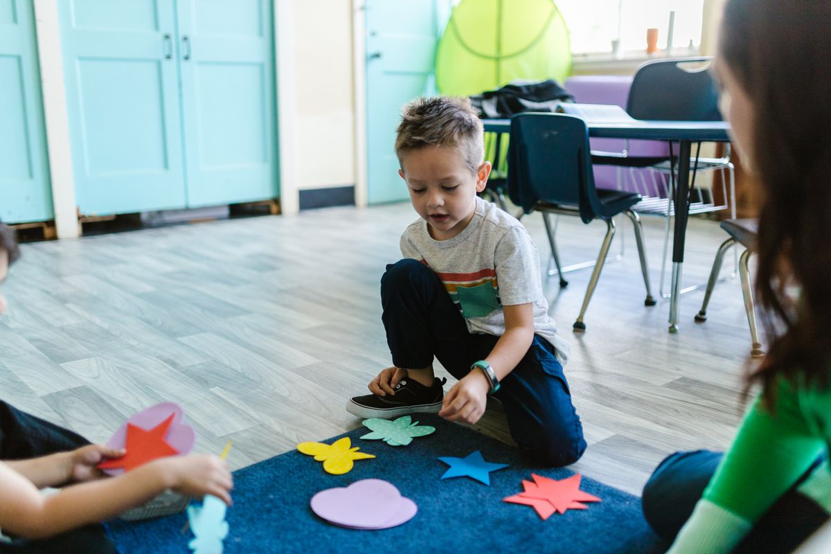 Kinder beschäftigen sich in einem Kindergartenklassenzimmer mit interaktivem Lernen mit bunten Formen. - Foto von RDNE Stock-Projekt auf Pexels